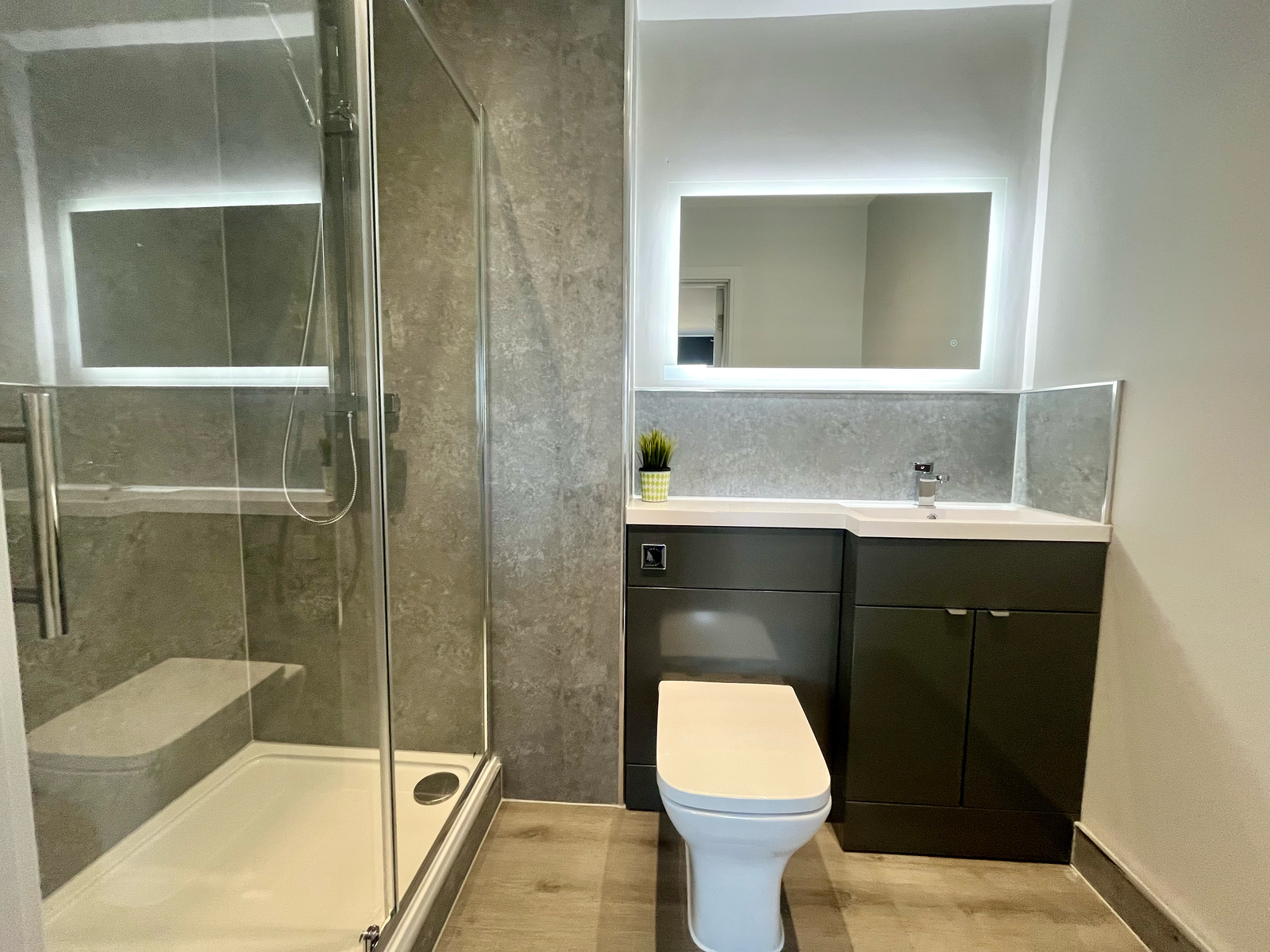 Deluxe Ensuite image 3