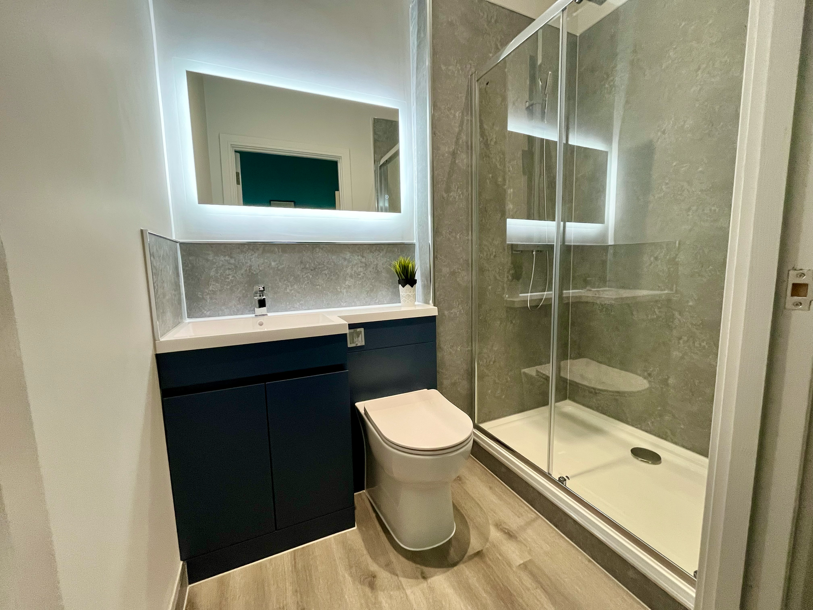Premium Ensuite image 3