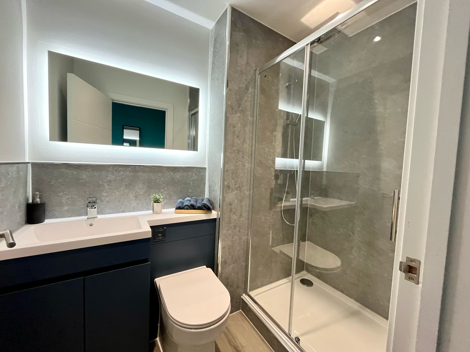 Classic Ensuite image 3